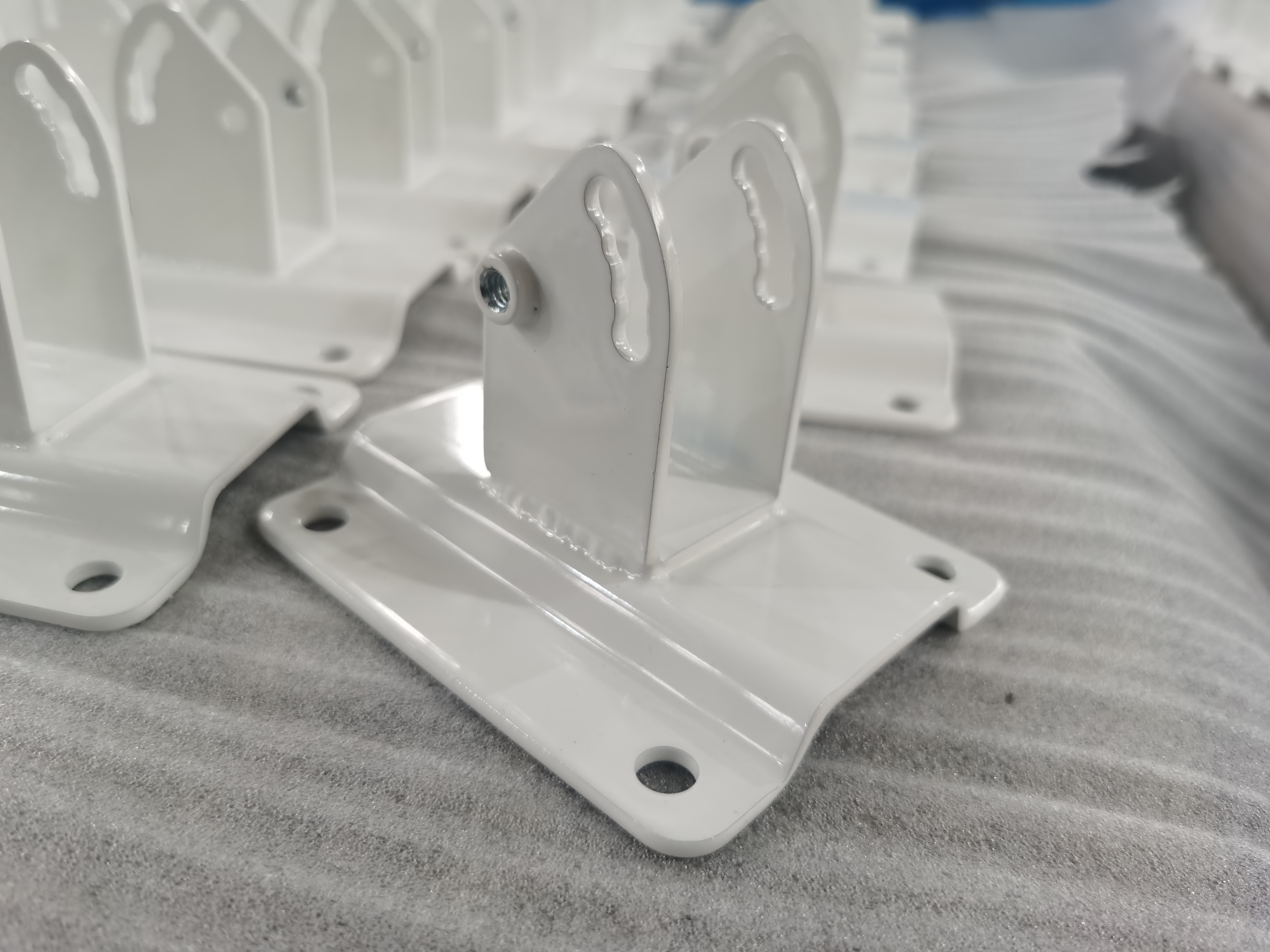Sheet metal brackets for fastener installation verification