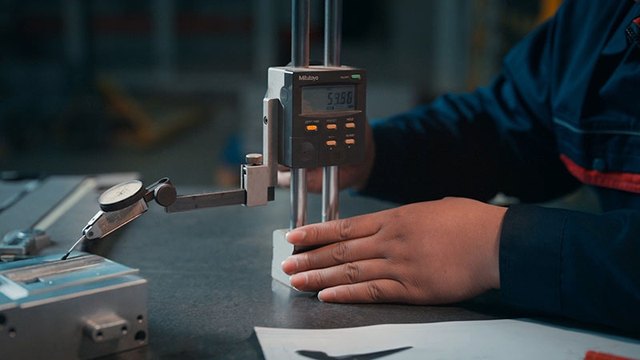 星途金属制品使用数显高度规与杠杆表进行尺寸检验