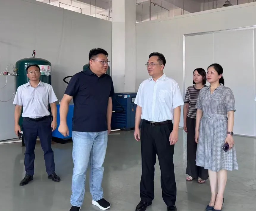 Jingdezhen Customs representatives in discussion with Jingdezhen STARWAY during the facility visit