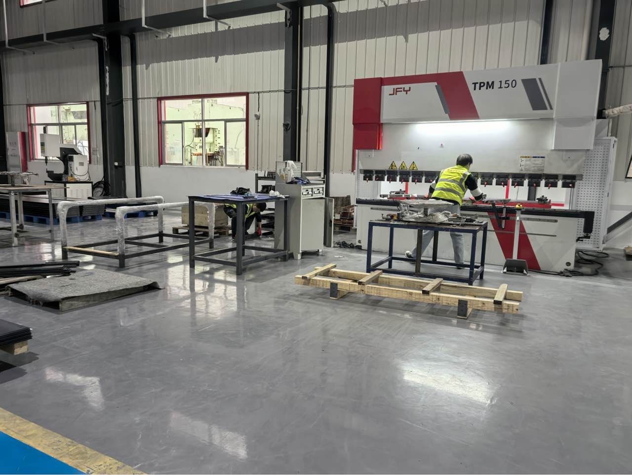 Operator working at a CNC press brake in the STARWAY Jingdezhen bending area
